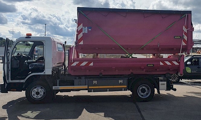 Mann vor Container